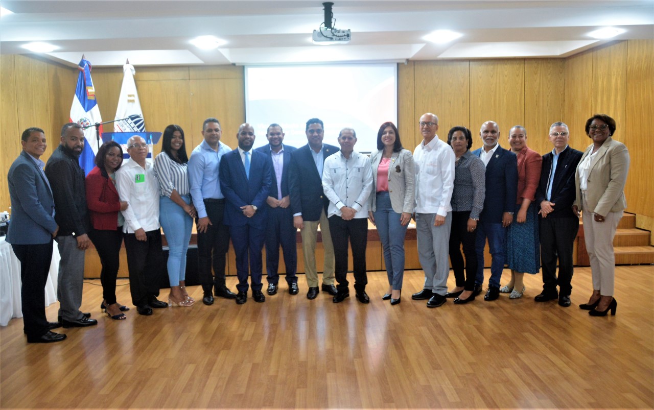 Foto de familia del viceministro de Ordenamiento Territorial y Desarrollo Regional, Domingo Matías, su equipo de trabajo, los alcaldes y representantes de los gobiernos locales.