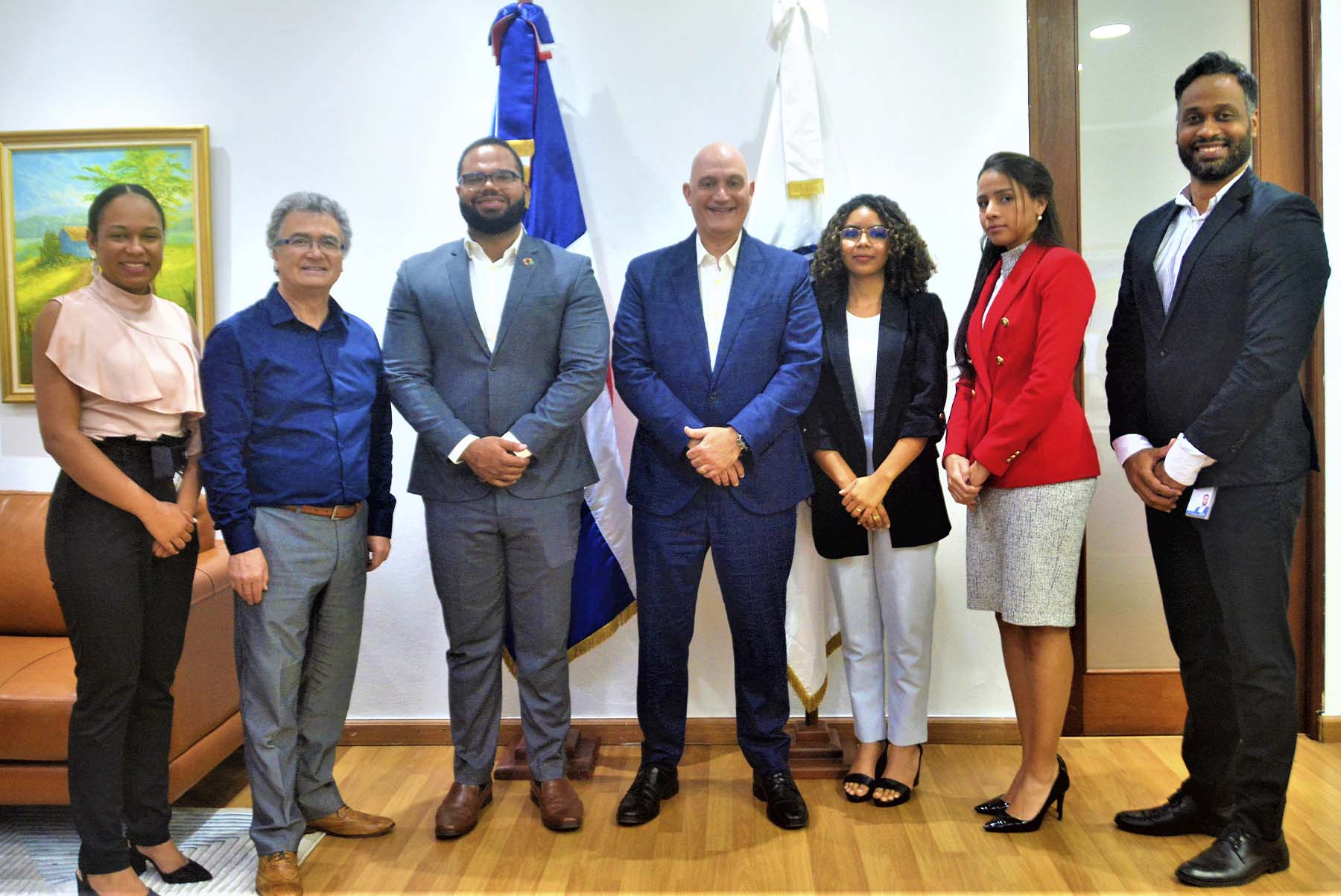 El ministro de Economía, Planificación y Desarrollo, Pável Isa Contreras, junto a directivos de la OGTIC y la CEPAL durante una reunión en el despacho del titular del organismo rector de la inversión pública, la cooperación y el desarrollo.