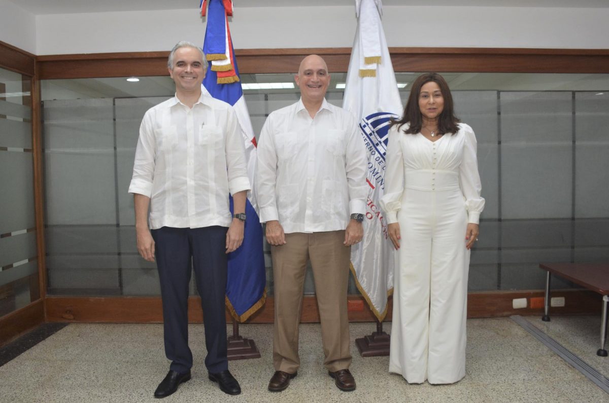 Los ministros de Economía, Planificación y Desarrollo, Pável Isa Contreras y de Trabajo, Luis Miguel De Camps, así como la ministra de la Mujer, Mayra Jiménez, encabezan un diálogo con la oficial de Asuntos Sociales de la Comisión Económica para América Latina y el Caribe (CEPAL), María Lucía Scuro.