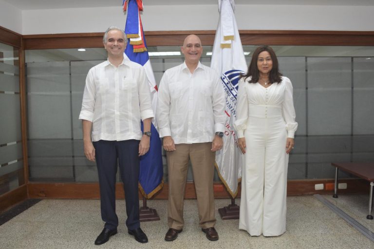 Los ministros de Economía, Planificación y Desarrollo, Pável Isa Contreras y de Trabajo, Luis Miguel De Camps, así como la ministra de la Mujer, Mayra Jiménez, encabezan un diálogo con la oficial de Asuntos Sociales de la Comisión Económica para América Latina y el Caribe (CEPAL), María Lucía Scuro.