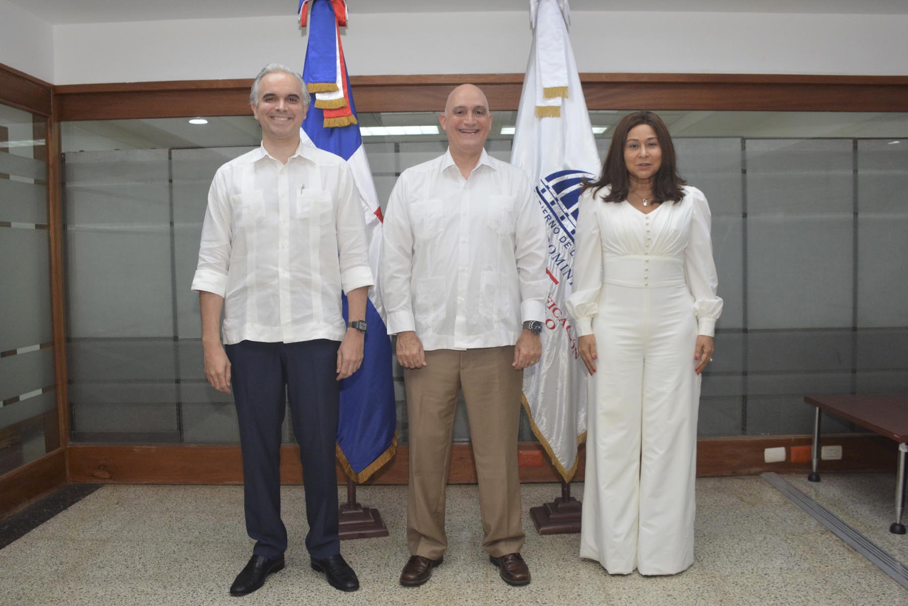 Los ministros de Economía, Planificación y Desarrollo, Pável Isa Contreras y de Trabajo, Luis Miguel De Camps, así como la ministra de la Mujer, Mayra Jiménez, encabezan un diálogo con la oficial de Asuntos Sociales de la Comisión Económica para América Latina y el Caribe (CEPAL), María Lucía Scuro.