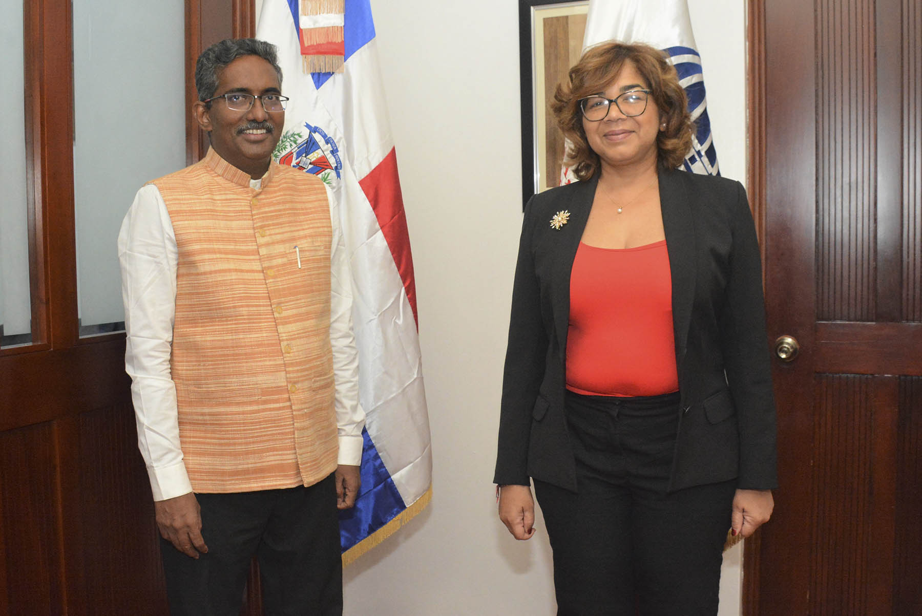 Olaya Dotel, viceministra de Cooperación Internacional del Ministerio de Economía, Planificación y Desarrollo, junto a Ramu Abbagani, embajador de la India en República Dominicana.