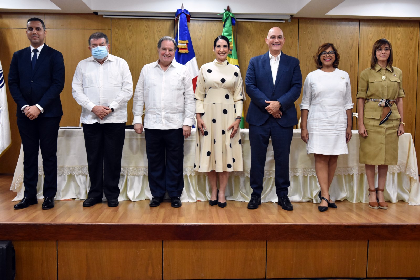 Desde la izquierda, José Luis Morillo, director de Cooperación Internacional del MIREX; el embajador Ruy Pereira, director de la Agencia Brasileña de Cooperación; el embajador de Brasil en República Dominicana, Renan Paes Barreto; la primera dama, Raquel Arbaje; Pável Isa Contreras; ministro de Economía; Olaya Dotel, viceministra de Cooperación Internacional del Ministerio de Economía; y la embajadora de Brasil en República Dominicana, Patricia Villegas de Jorge.