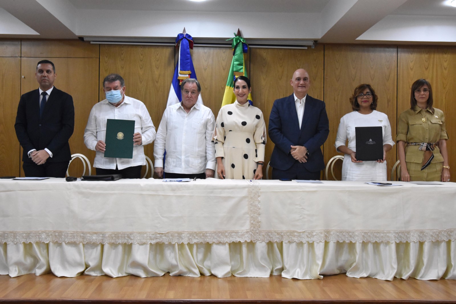 La viceministra de Cooperación Internacional del Ministerio de Economía, Olaya Dotel, y el director de la Agencia Brasileña de Cooperación, embajador Ruy Pereira, firman los tres nuevos proyectos formulados en mayo de 2022 y el acta de la “IV Reunión del Grupo de Trabajo de Cooperación Técnica Brasil-República Dominicana”.