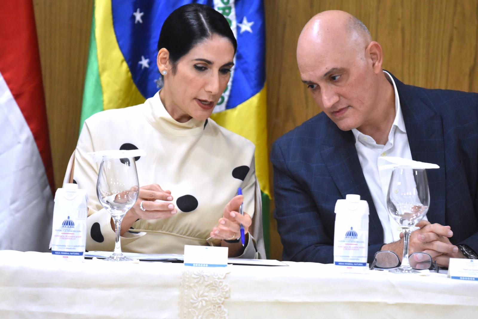 La primera dama Raquel Arbaje y el ministro de Economía, Pável Isa Contreras.