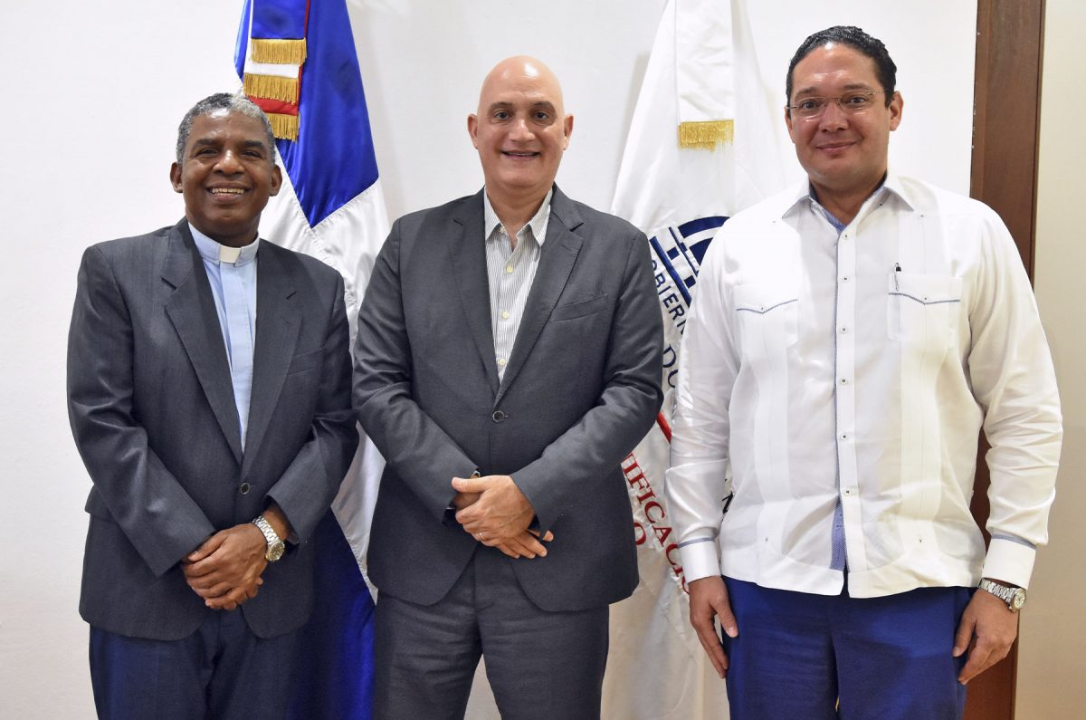 El ministro de Economía, Pável Isa Contreras en el diálogo con los representantes de la Asociación Dominicana de Rectores de Universidades, José Hazim Torres, presidente, y el padre Sergio de la Cruz, vicepresidente.