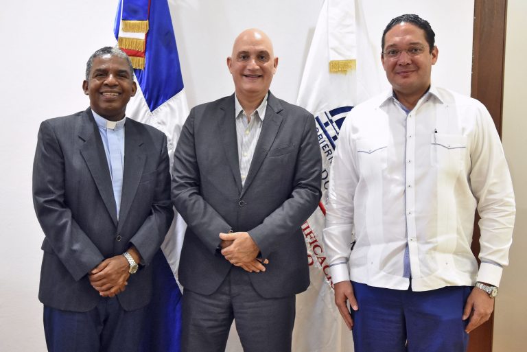 El ministro de Economía, Pável Isa Contreras en el diálogo con los representantes de la Asociación Dominicana de Rectores de Universidades, José Hazim Torres, presidente, y el padre Sergio de la Cruz, vicepresidente.