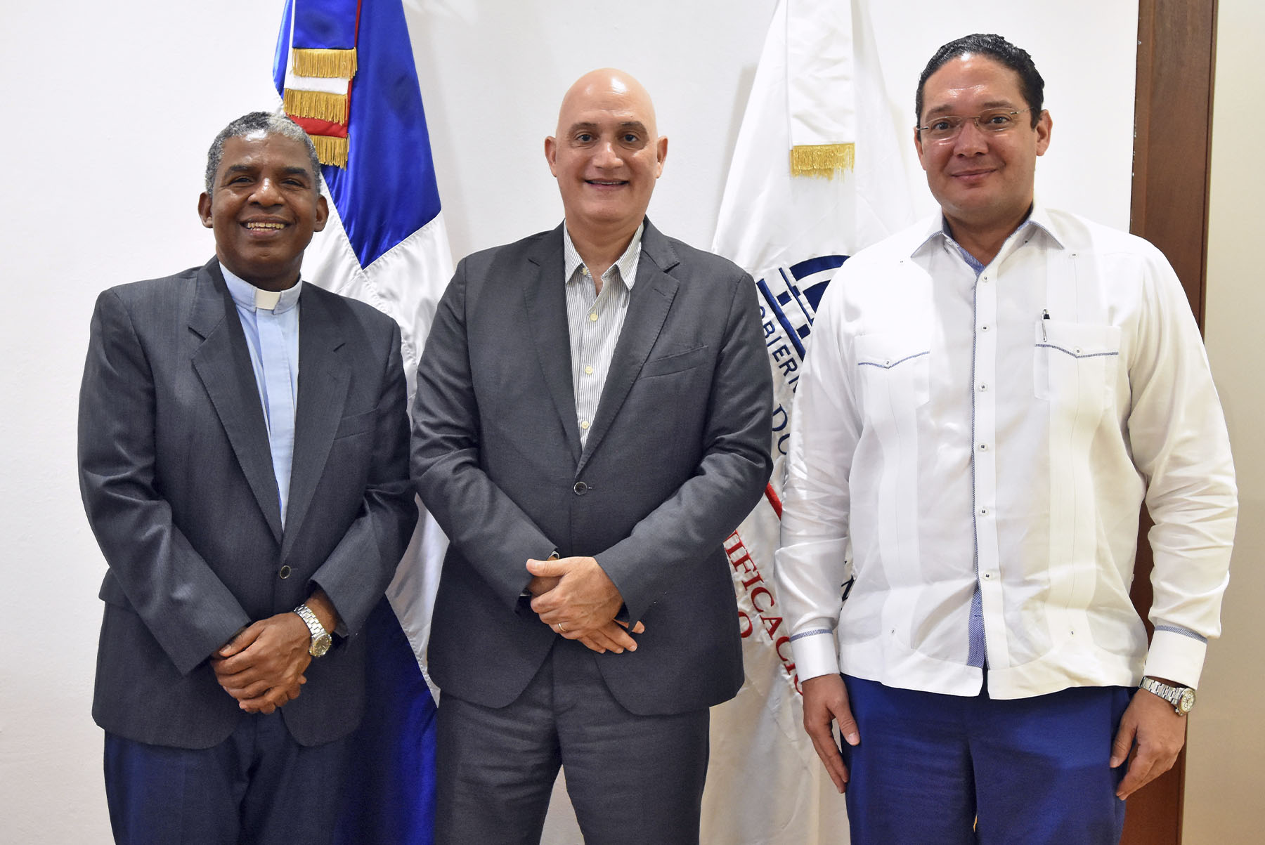 El ministro de Economía, Pável Isa Contreras en el diálogo con los representantes de la Asociación Dominicana de Rectores de Universidades, José Hazim Torres, presidente, y el padre Sergio de la Cruz, vicepresidente.