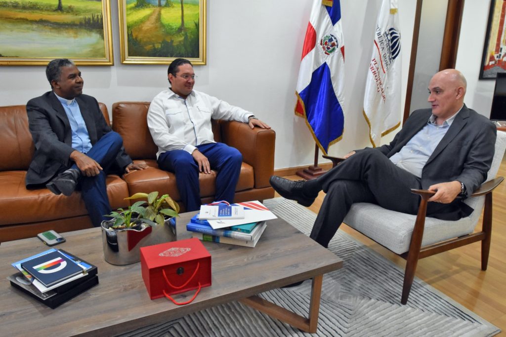 El ministro de Economía, Pável Isa Contreras en el diálogo con los representantes de la Asociación Dominicana de Rectores de Universidades, José Hazim Torres, presidente, y el padre Sergio de la Cruz, vicepresidente.