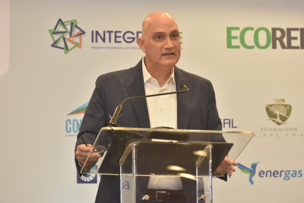 El ministro de Economía, Planificación y Desarrollo, Pável Isa Contreras, se dirige a los presentes.