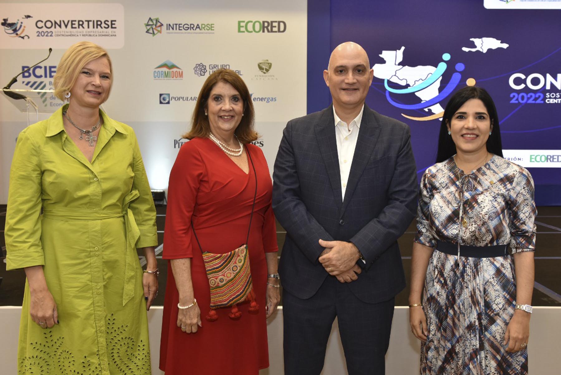 Desde la izquierda, Inca Mattila, representante en el país del Programa De Las Naciones Unidas Para El Desarrollo; María Alicia Urbaneja, directora ejecutiva de Ecored; Pável Isa Contreras, ministro de Economía, Planificación y Desarrollo; y Mariel Bera, presidenta pro-témpore de la Red de Integración Centroamericana por la Responsabilidad Social Empresarial (Integrarse).