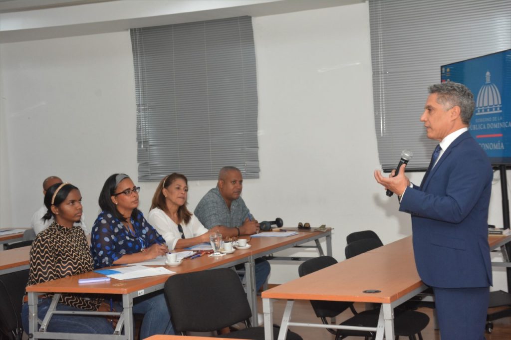 El economista y asesor del Ministerio de Economía, Planificación y Desarrollo, Adolfo Martí Gutiérrez, facilitador de la actividad curricular.