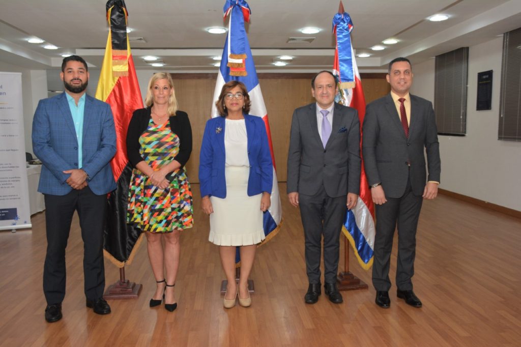 De izquierda a derecha, Miguel Santana, gerente de Desarrollo e Innovación de Edesur Dominicana; Katrin Werdermann, jefa adjunta de la Embajada de Alemania en República Dominicana; Olaya Dotel, viceministra de Cooperación Internacional del Ministerio de Economía, Planificación y Desarrollo; Edwin Arias Chinchilla, embajador de Costa Rica en República Dominicana, y José Luis Morillo, director de Cooperación Internacional del Ministerio de Relaciones Exteriores