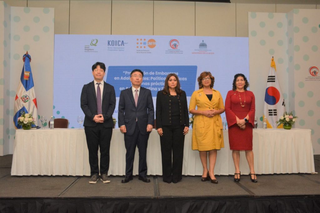 De izquierda a derecha, Joonsung Park, director país de la Agencia de Cooperación Internacional de Corea (KOICA); Inho Lee, embajador de Corea en República Dominicana; Mayra Jiménez, ministra de la Mujer; Olaya Dotel, viceministra de Cooperación Internacional del Ministerio de Economía, Planificación y Desarrollo y Sonia Vásquez, representante nacional del Fondo de Población de las Naciones Unidas (UNFPA). 