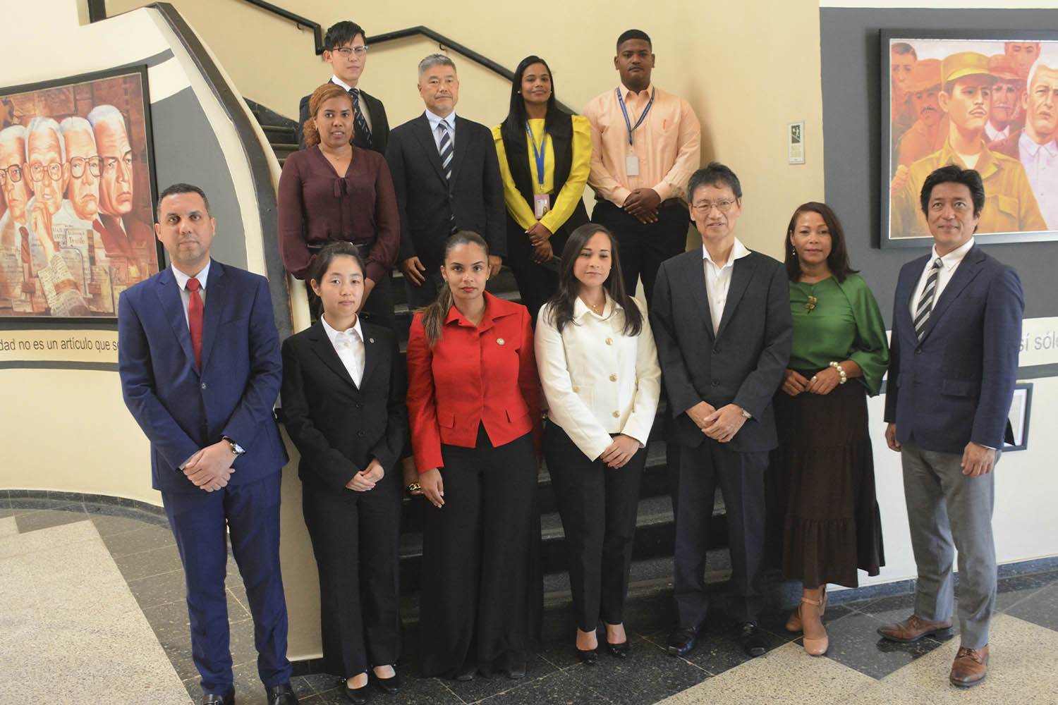 Al centro, Clara Aquino, directora general de Cooperación Bilateral del Ministerio de Economía, Planificación y Desarrollo encabeza el acto de entrega de voluntario del Gobierno de Japón.