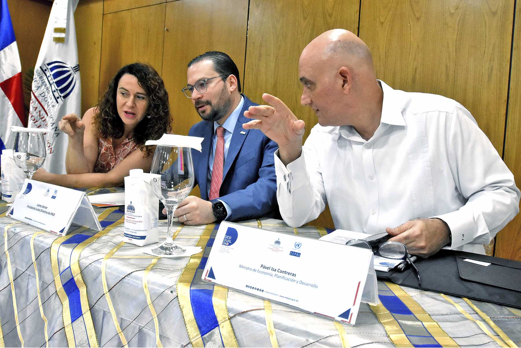 En el centro, el ministro de Economía, Planificación y Desarrollo, Pável Isa Contreras; el presidente de ANJE, Jaime Senior; el director de la División de Estadísticas de la CEPAL, Rolando Ocampo; y la directora de Análisis de Pobreza, Desigualdad y Cultura Democrática, Rosa Cañete Alonso en el encuentro.