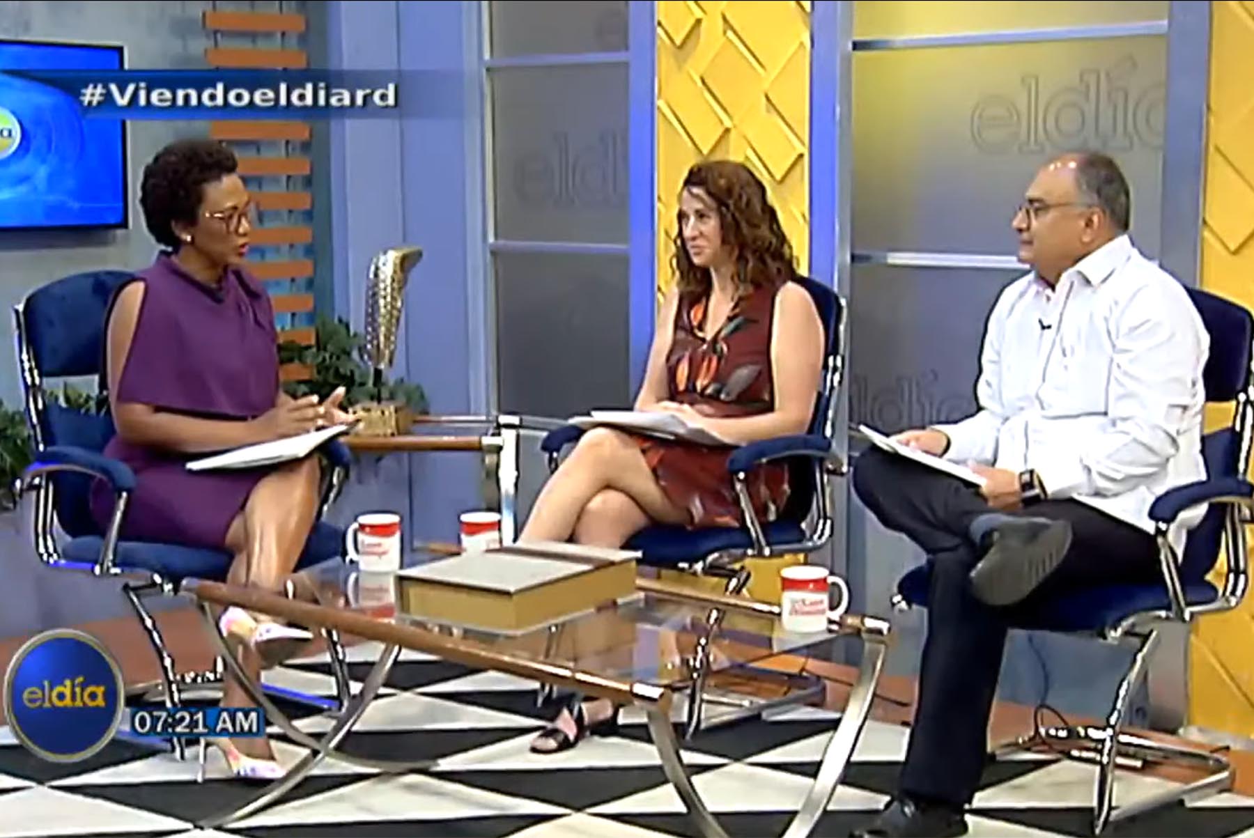 El director de la División de Estadísticas de la Comisión Económica para América Latina y el Caribe, Rolando Ocampo, y la directora de Análisis de Pobreza, Desigualdad y Cultura Democrática del Ministerio de Economía, Rosa Cañete Alonso, entrevistados en el programa El Día.