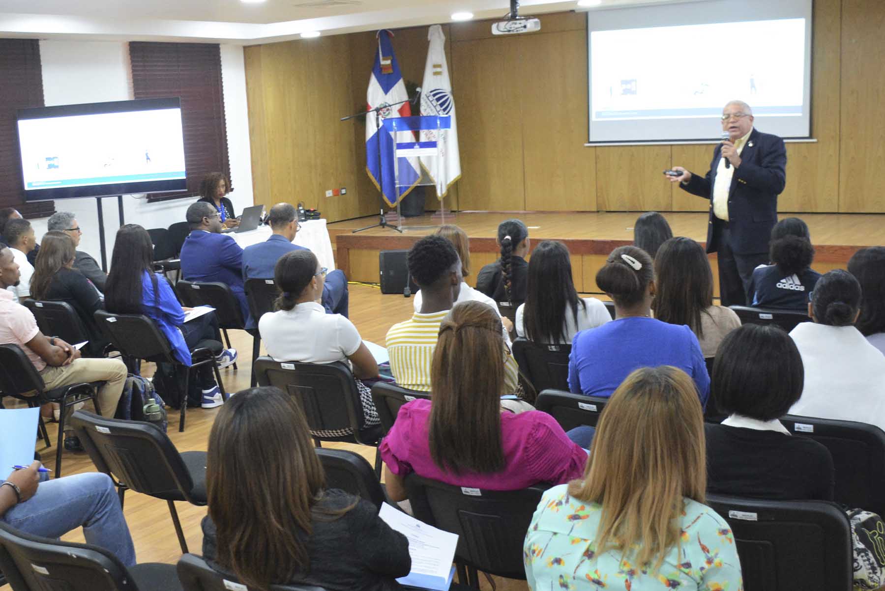 El director del Centro de Capacitación en Planificación e Inversión Pública, Bernardo Hirán Sánchez Melo, destaca la importancia de que los estudiantes, centros académicos y la sociedad conozca las funciones del Ministerio de Economía y sus prioridades encaminadas a llevar una vida digna a cada uno de los dominicanos y las dominicanas.