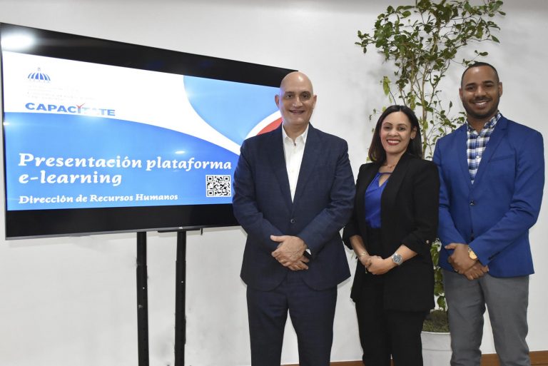 Pável Isa Contreras, ministro de Economía, Planificación y Desarrollo, encabeza acto de lanzamiento de la “Plataforma E-Learning Capacítate”