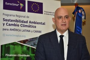 El ministro de Economía, Planificación y Desarrollo, Pável Isa Contreras en el acto de lanzamiento del programa EUROCLIMA+ en la República Dominicana.