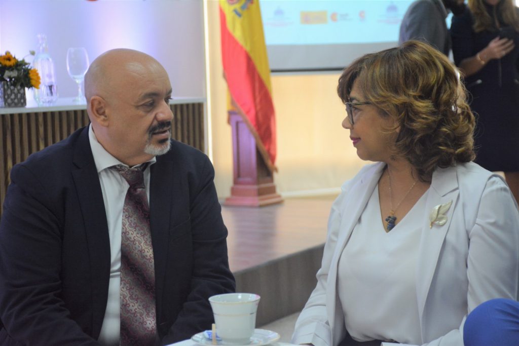 El coordinador general de AECID en RD, Manuel Alba, y la viceministra de Cooperación Internacional, Olaya Dotel.