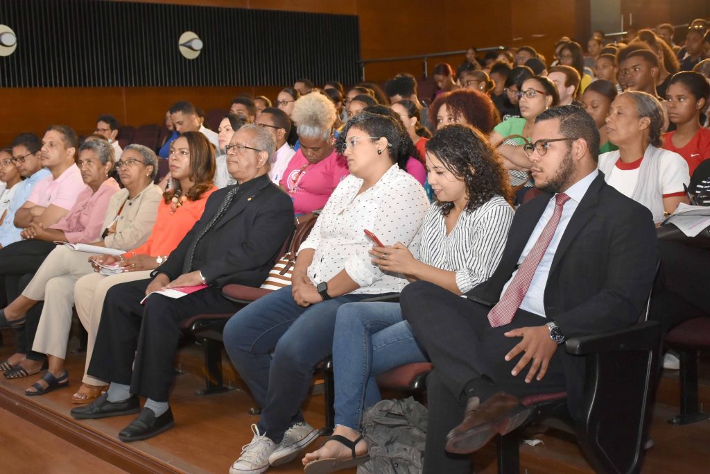 Estudiantes, docentes e investigadores universitarios estuvieron entre los asistentes en el acto.