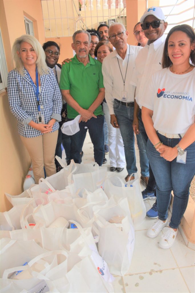 Equipo del voluntariado del Ministerio de Economía, Planificación y Desarrollo realiza significativo aporte a familias afectadas por el huracán Fiona en la Región Este del país. 