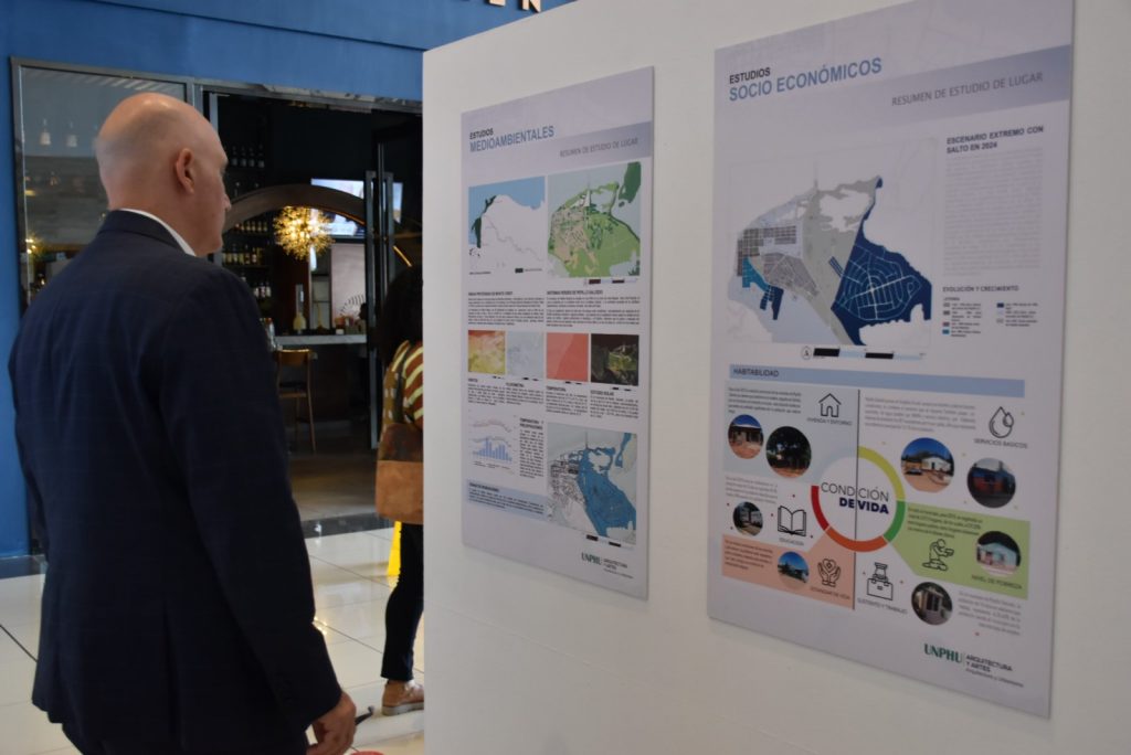 Isa Contreras observa la exposición sobre el desarrollo urbano de tres ciudades de la zona fronteriza.
