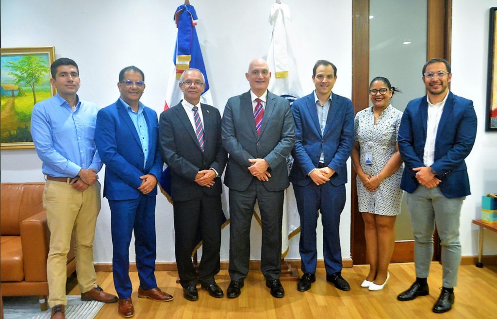 El ministro de Economía, Planificación y Desarrollo, Pável Isa Contreras, junto a los especialistas del ICAP, Ramón Rosales Posas, Carlos Burgos, Iván Cerda y Willian Bulbano, junto al director general de Inversión Pública, Martín Francos, y la encargada de la División de Seguimiento de Proyectos de Inversión Pública, Solendy Capellán.