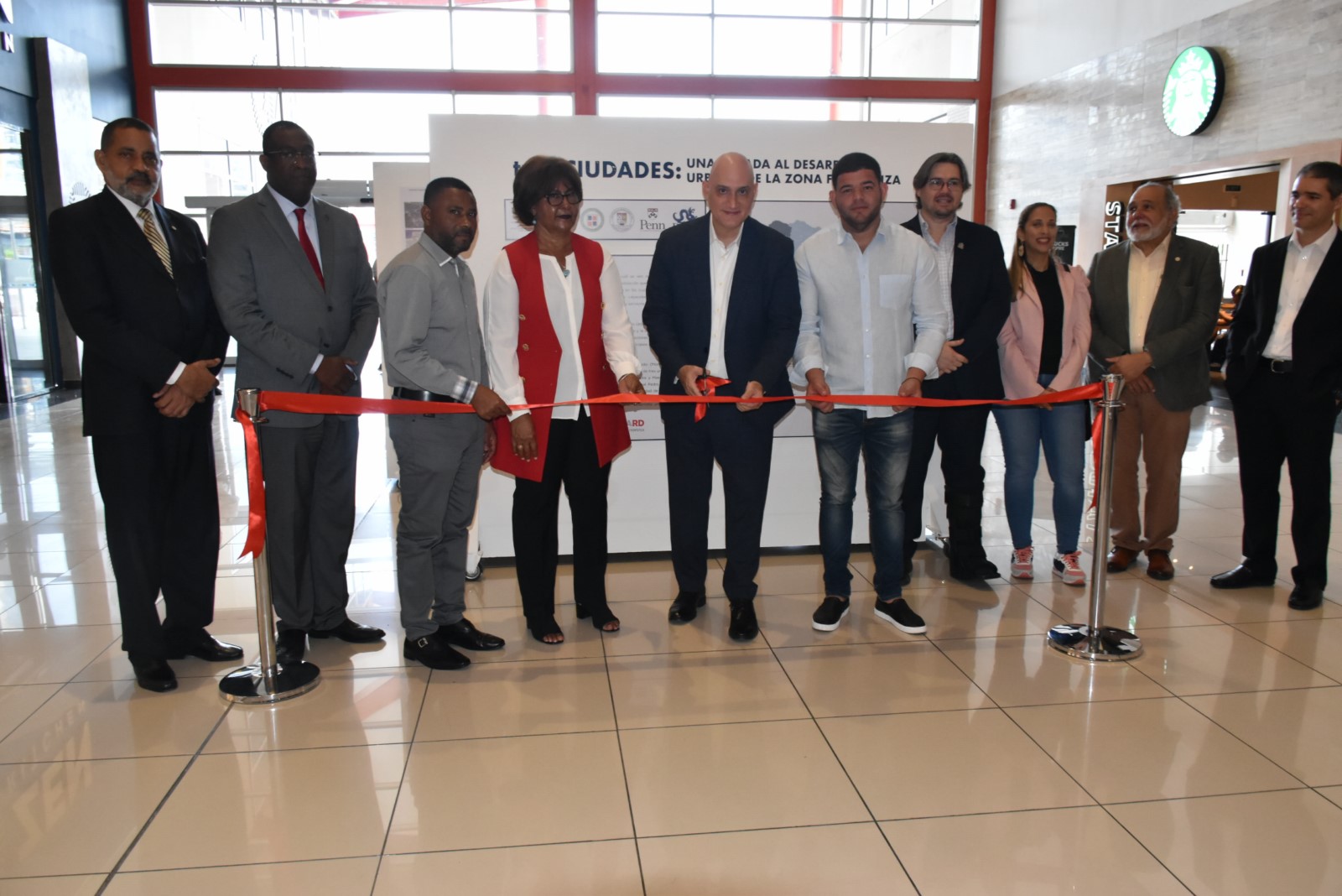 Ministro de Economía y autoridades académicas y de la zona fronteriza inauguran exposición.