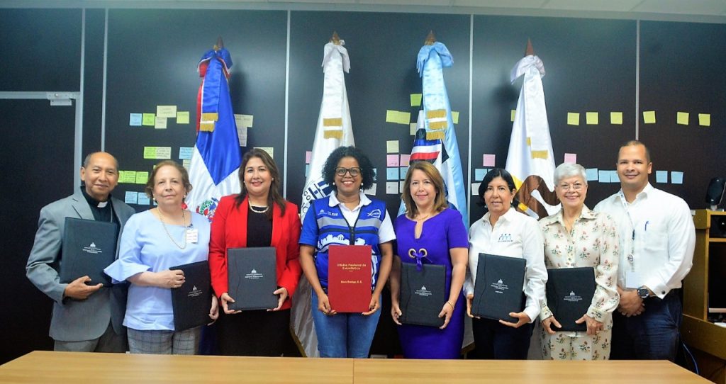 Las titulares del Centro Nacional de Fomento y Promoción de las Asociaciones Sin Fines de Lucro y la Oficina Nacional de Estadística junto a las representantes de la sociedad civil que apoyarán el X Censo Nacional de Población y Vivienda mediante el memorándum suscrito.