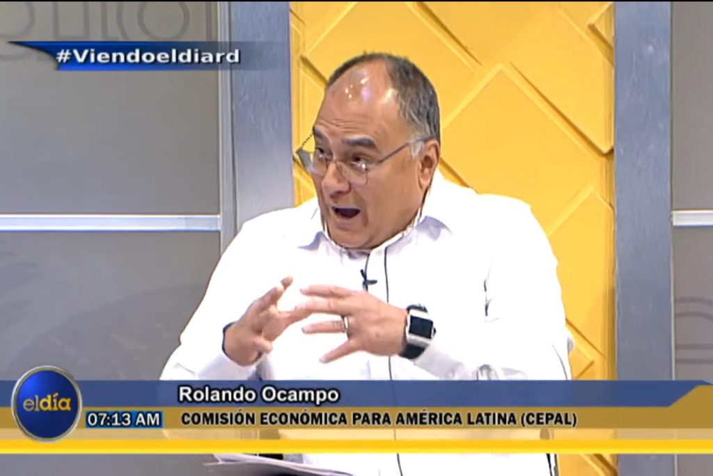 El director de la División de Estadísticas de la Comisión Económica para América Latina y el Caribe, Rolando Ocampo, y la directora de Análisis de Pobreza, Desigualdad y Cultura Democrática del Ministerio de Economía, Rosa Cañete Alonso,  entrevistados en el programa El Día.