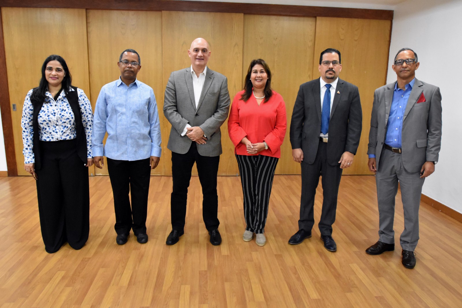 Al centro, Pável Isa Contreras, ministro de Economía, Planificación y Desarrollo; Vielka Polanco, directora ejecutiva del Centro de Fomento y Promoción de las Asociaciones sin Fines de Lucro y Miguel Rodríguez, viceministro de Fortalecimiento y Desarrollo sector salud del Ministerio de Salud Pública, le acompañan los representantes de la empresa Espirales Consulting.