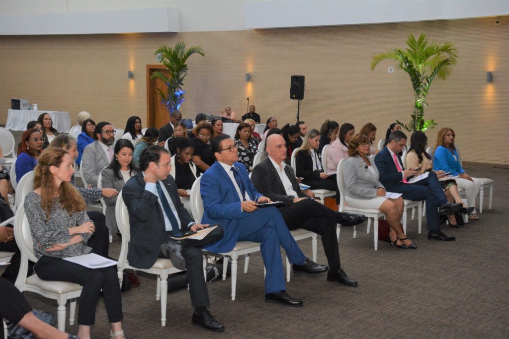 Parte del público al lanzamiento oficial del Proyecto de Fortalecimiento de la Prevención y Control de Infecciones Asociadas a la Atención en Salud (IAAS), con el apoyo de la Agencia Francesa de Desarrollo (AFD) en el Centro de Convenciones del Ministerio de Relaciones Exteriores. 
