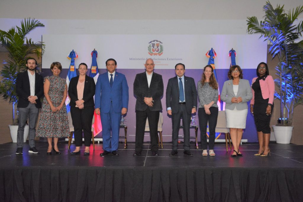 Los ministros de Economía y Salud Pública, Pável Isa Contreras y Daniel Rivera; junto a funcionarios de sus respectivas incumbencias, representantes diplomáticas de Francia y de la Agencia Francesa de Desarrollo.