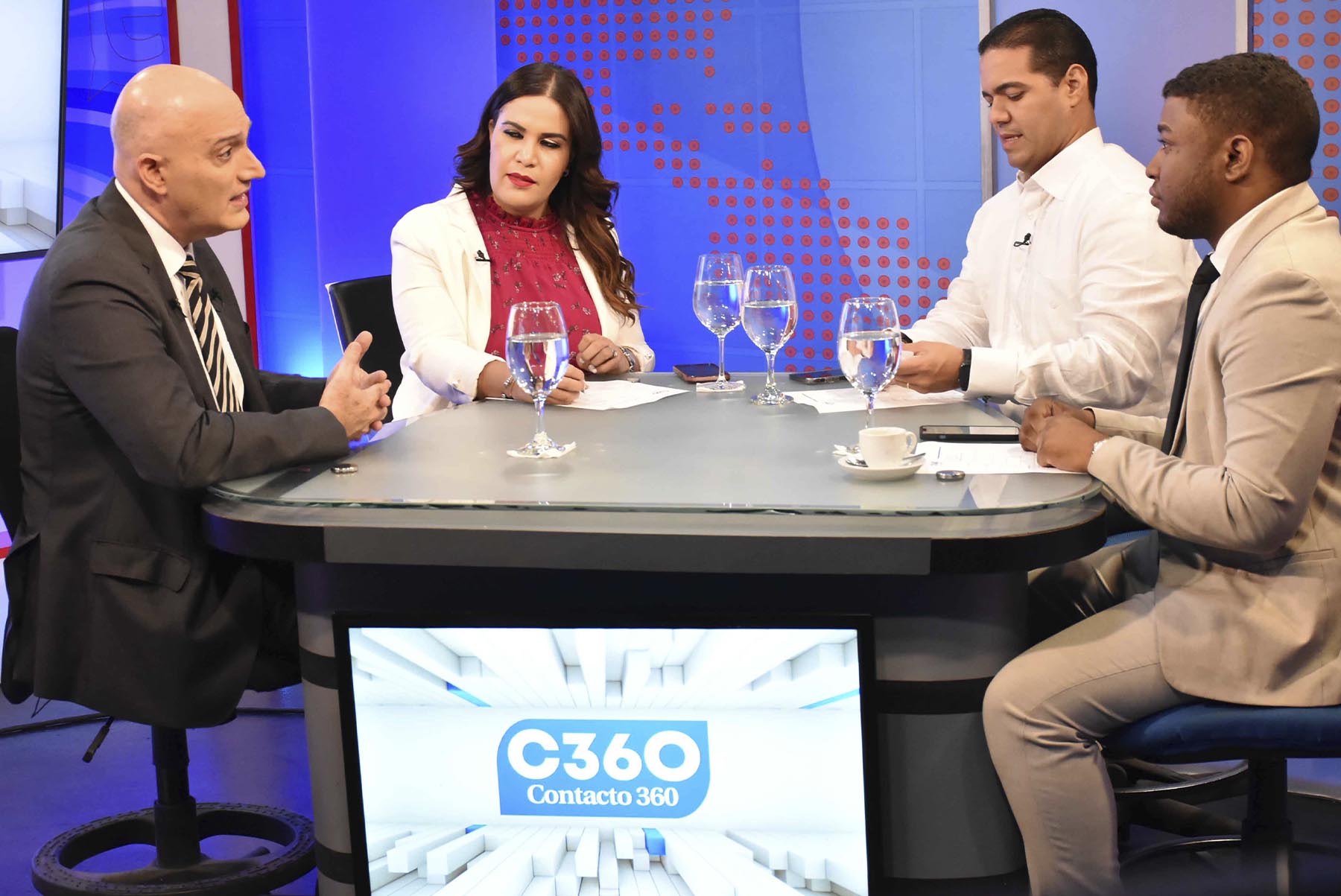 El ministro de Economía, Planficiación y Desarrollo, Pável Isa Contreras, entrevistado por Michell Ortiz y Edward Hidalgo, en el programa Contacto 360, que se transmite por Proceso TV.