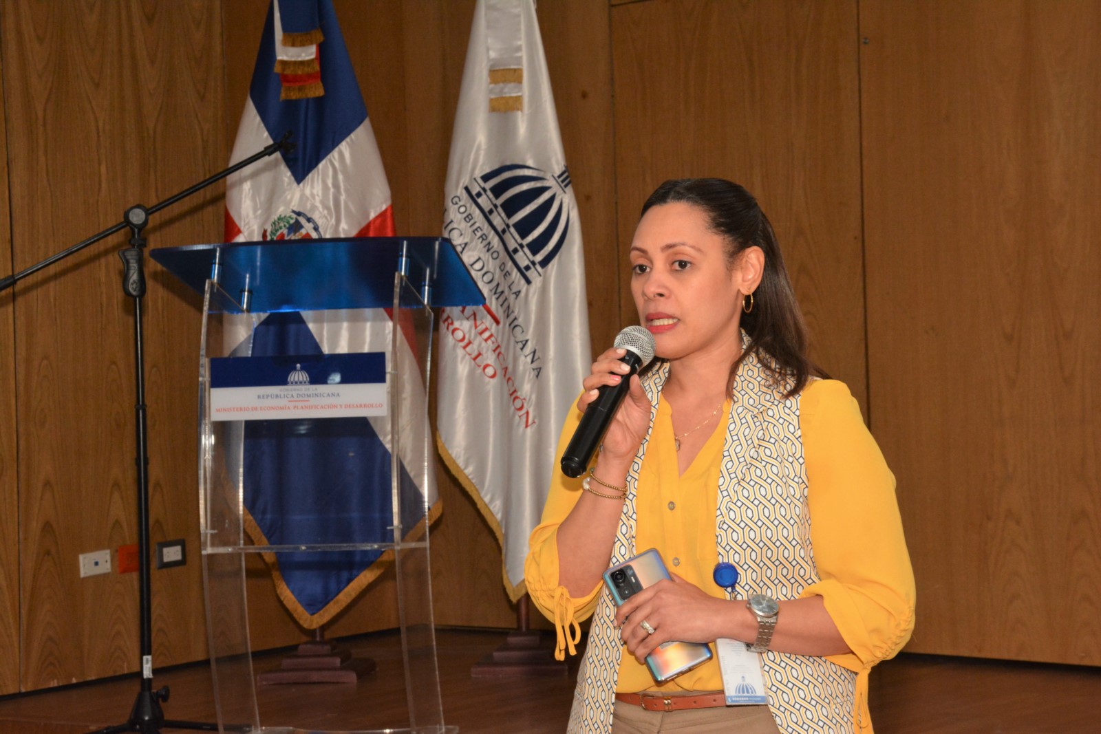 Dhariana Valdez, directora de Recursos Humanos del Ministerio de Economía, Planificación y Desarrollo se dirige a los participantes a la charla de sensibilización: Trato digno hacia las personas con discapacidad, desde un enfoque de derecho.