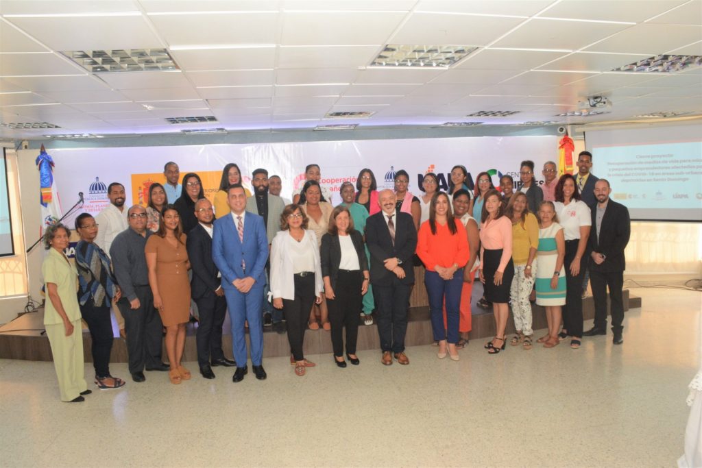 Los representantes de instituciones participantes y beneficiarios del proyecto.