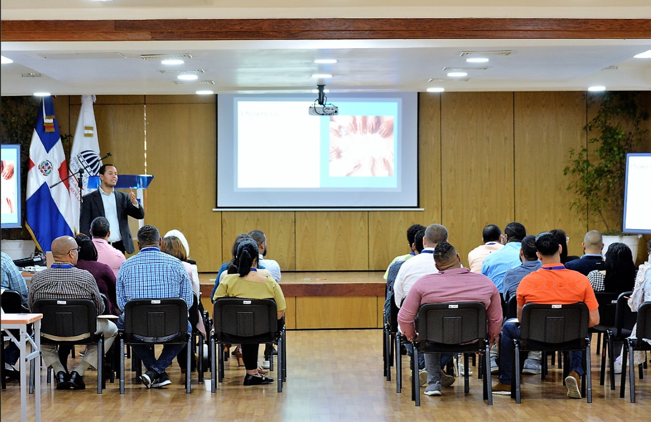 La facilitación del taller estuvo a cargo de Darío Regalado de PROETICA, quien expresó que el objetivo socializar los principios y valores del Código de Ética y su aplicación en todos los departamentos relacionados con la compra y contrataciones de las instituciones públicas, en este caso, el Ministerio de Economía.