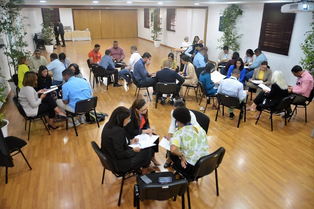 La dinámica del taller permitió dividir a los participantes en grupos a fin de socializar sobre los diferentes casos de buenas prácticas éticas en los departamentos de compras y contrataciones de las instituciones del Estado.