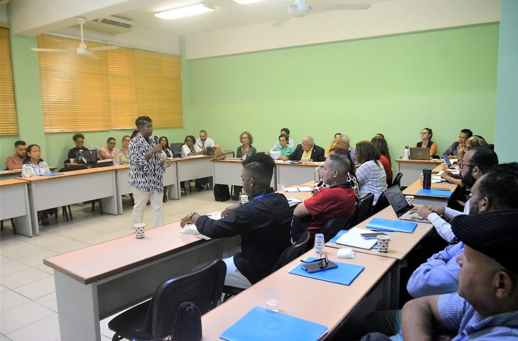 La facilitación del taller estará a cargo de Marianela Pinales. La metodología del taller  es dinámica y participativa, toma como marco de referencia los modelos pedagógicos, andrológicos, socio crítico, sociocultural y constructivista, adaptados a cada contenido y circunstancia para provocar un aprendizaje significativo, que favorezca un cambio de actitud hacia el bien común