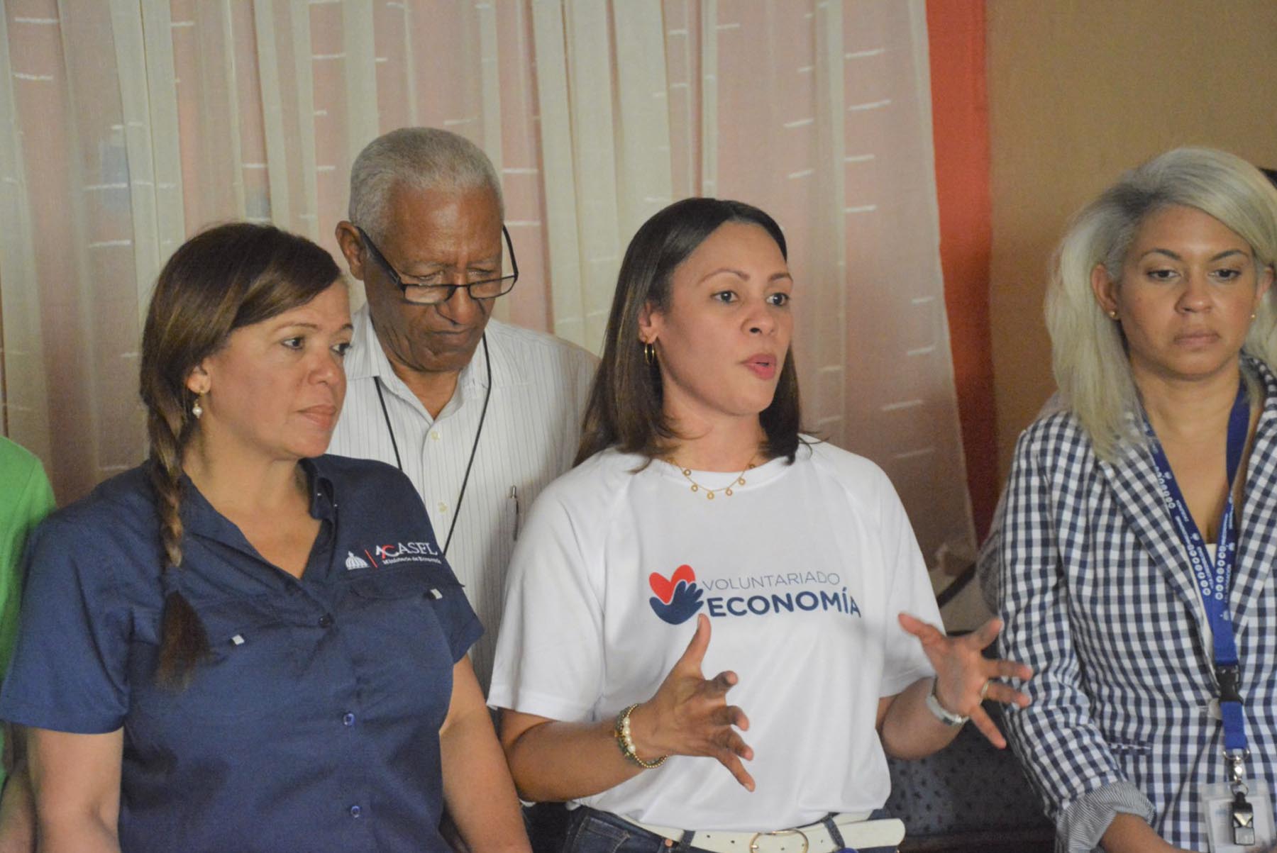 Equipo del voluntariado del Ministerio de Economía, Planificación y Desarrollo realiza significativo aporte a familias afectadas por el huracán Fiona en la Región Este del país.