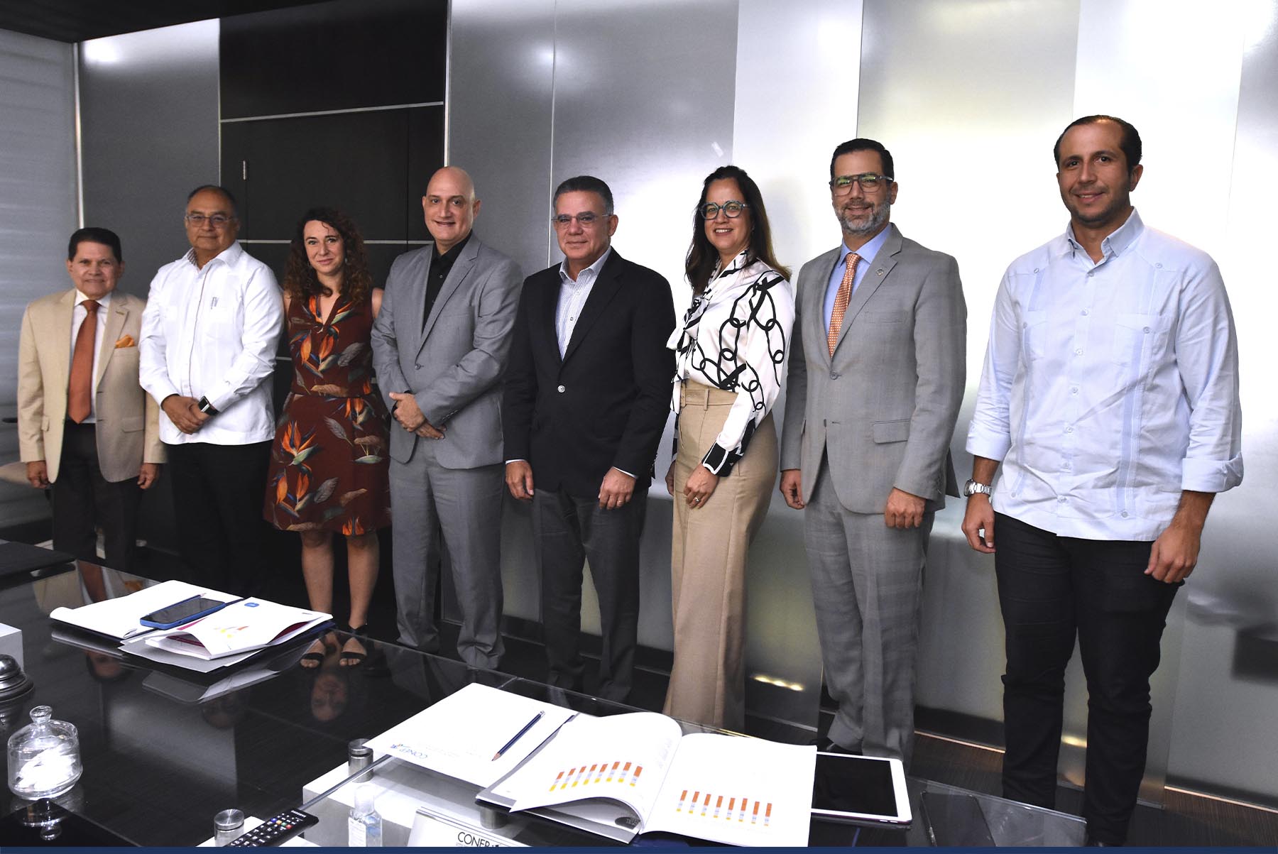 En el centro, el ministro de Economía, Planificación y Desarrollo, Pável Isa Contreras, y el presidente del Consejo Nacional de la Empresa Privada, Pedro Bache, en la socialización del informe “Desigualdad del ingreso en la República Dominicana 2012-2019” con el sector empresarial.