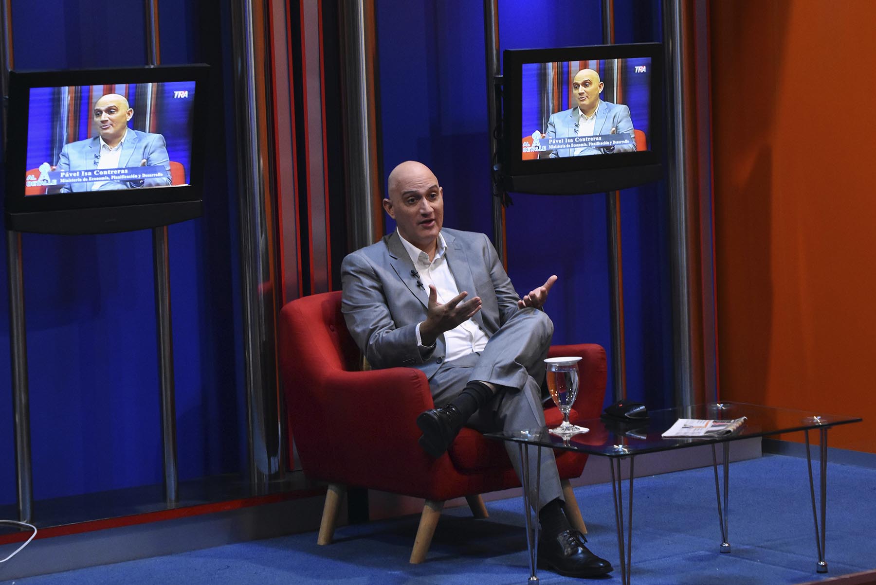El ministro de Economía, Planificación y Desarrollo, Pável Isa Contreras, entrevistado en el programa Al Detalle, que se transmite por Teleradio América.