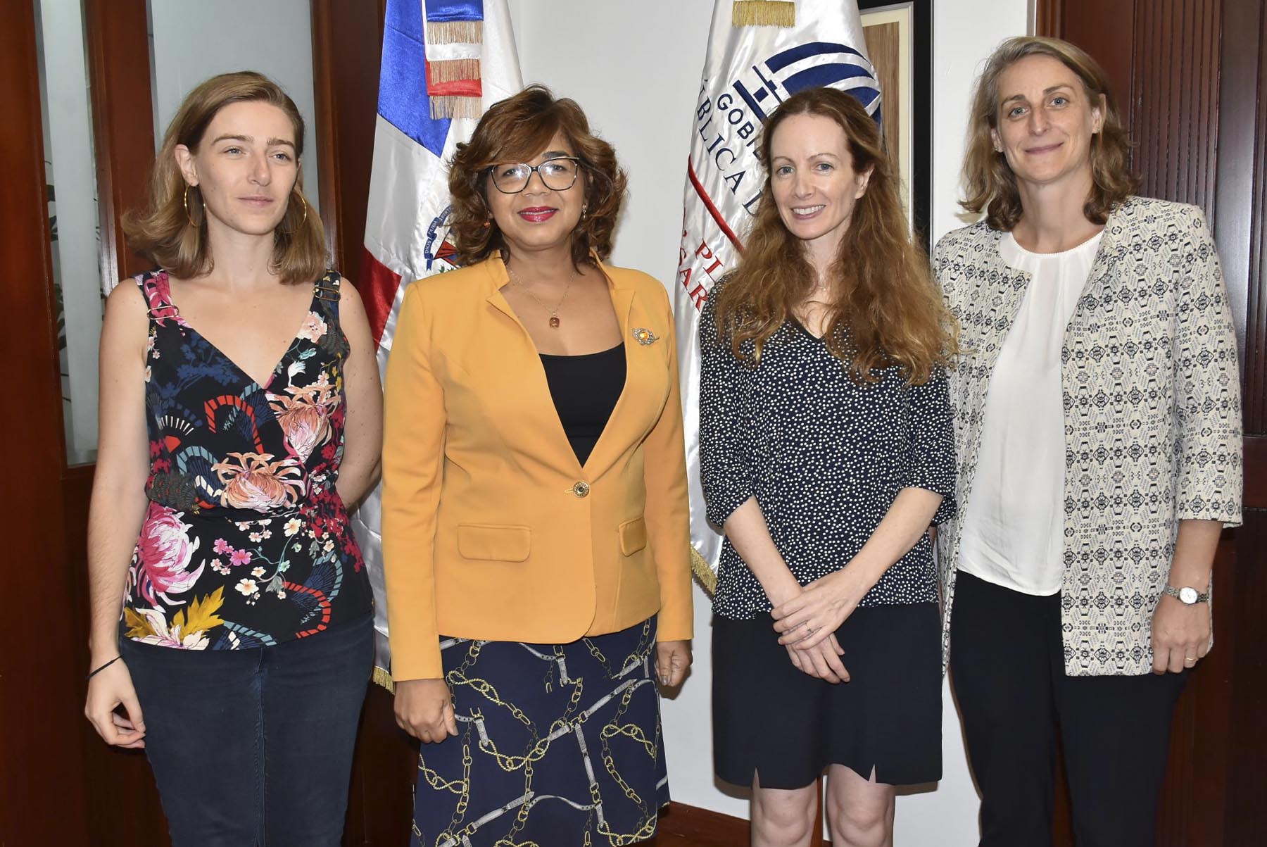 La viceministra de Cooperación Internacional del Ministerio de Economía, Planificación y Desarrollo, Olaya Dotel, junto a la nueva directora de la Agencia Francesa de Desarrollo (AFD) en el país, Virginie Díaz, acompañada de las directoras de proyectos, Aude Delescluse y Laurie Chovet.