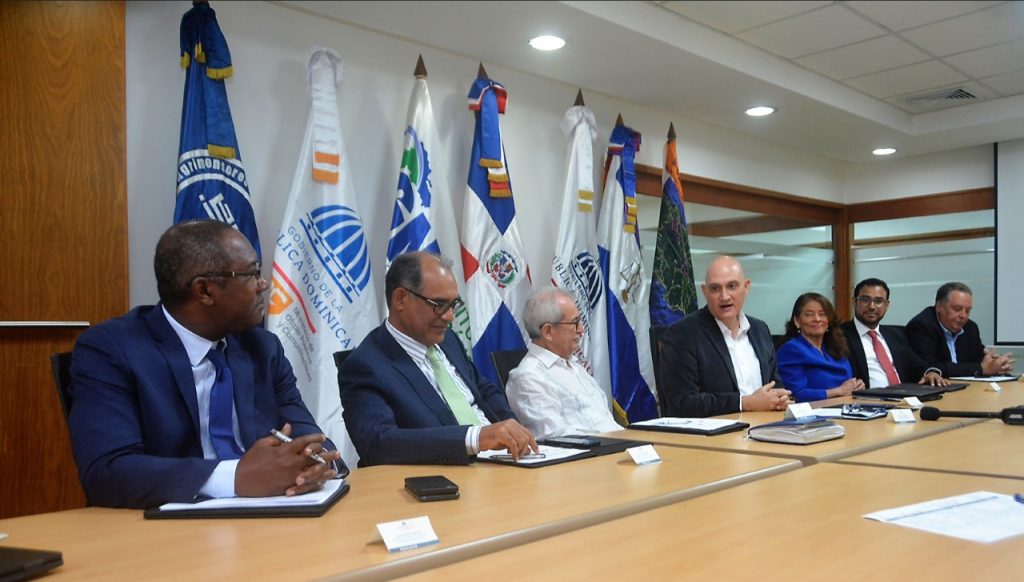 Pável Isa Contreras, ministro de Economía, Planificación y Desarrollo, encabeza el acto de firma acuerdo interinstitucional para desarrollar y consolidar el sistema geodésico a escala nacional.    