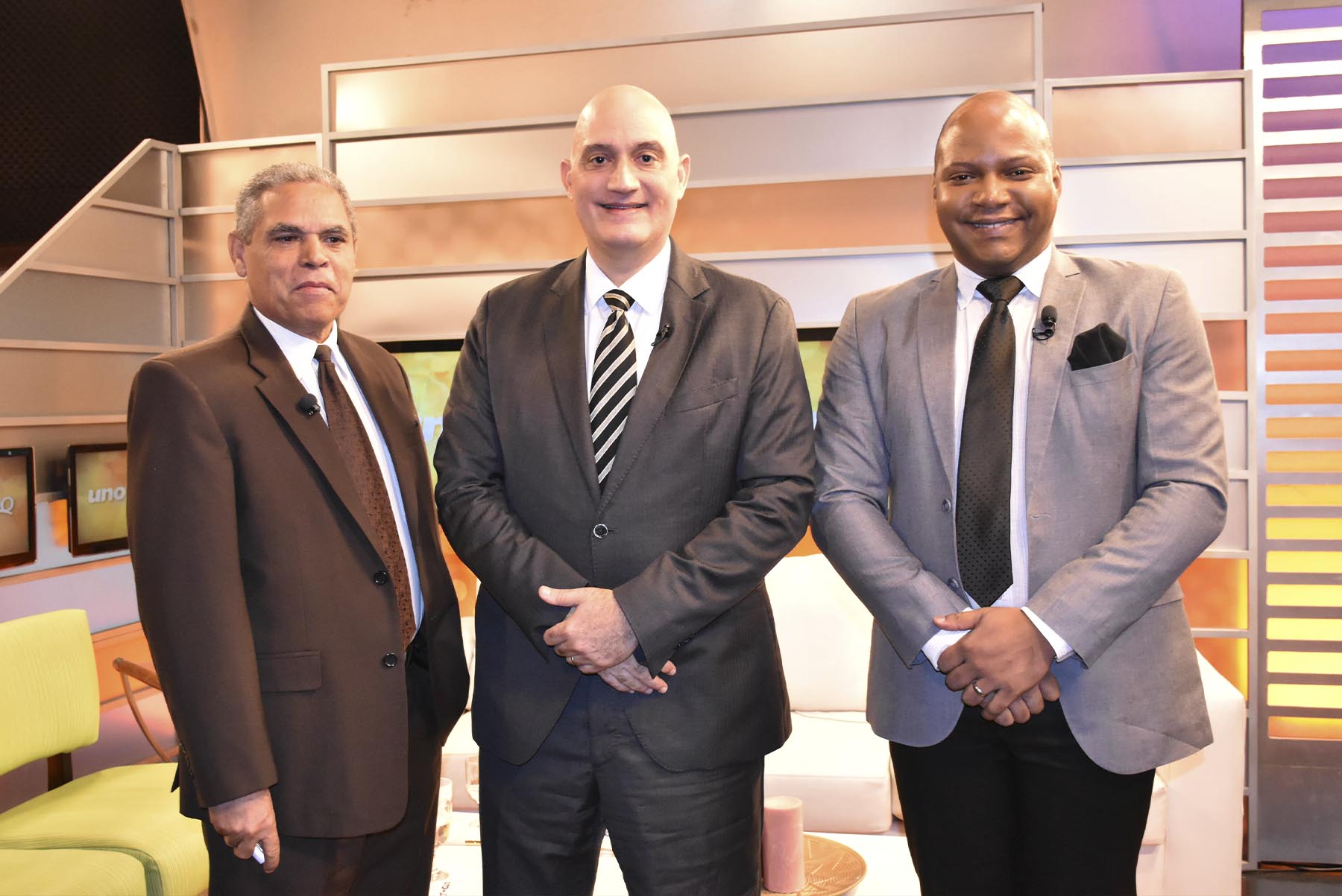 El ministro de Economía, Planificación y Desarrollo, Pável Isa Contreras, entrevistado en el programa Uno + Uno, que se transmite por Teleantillas, canal 2.