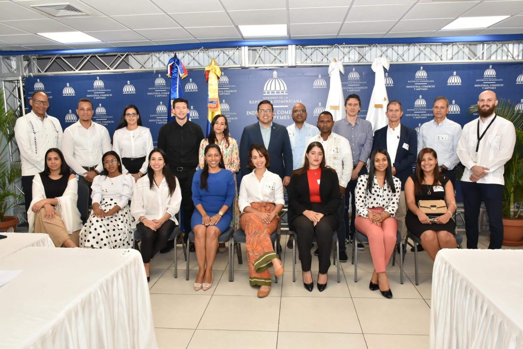 La directora de Cooperación Bilateral, Clara Aquino,  consideró  “fructífero” el intercambio de experiencias y diálogos entre representantes de la industria de la moda de la República Dominicana  e INEXMODA de Colombia.