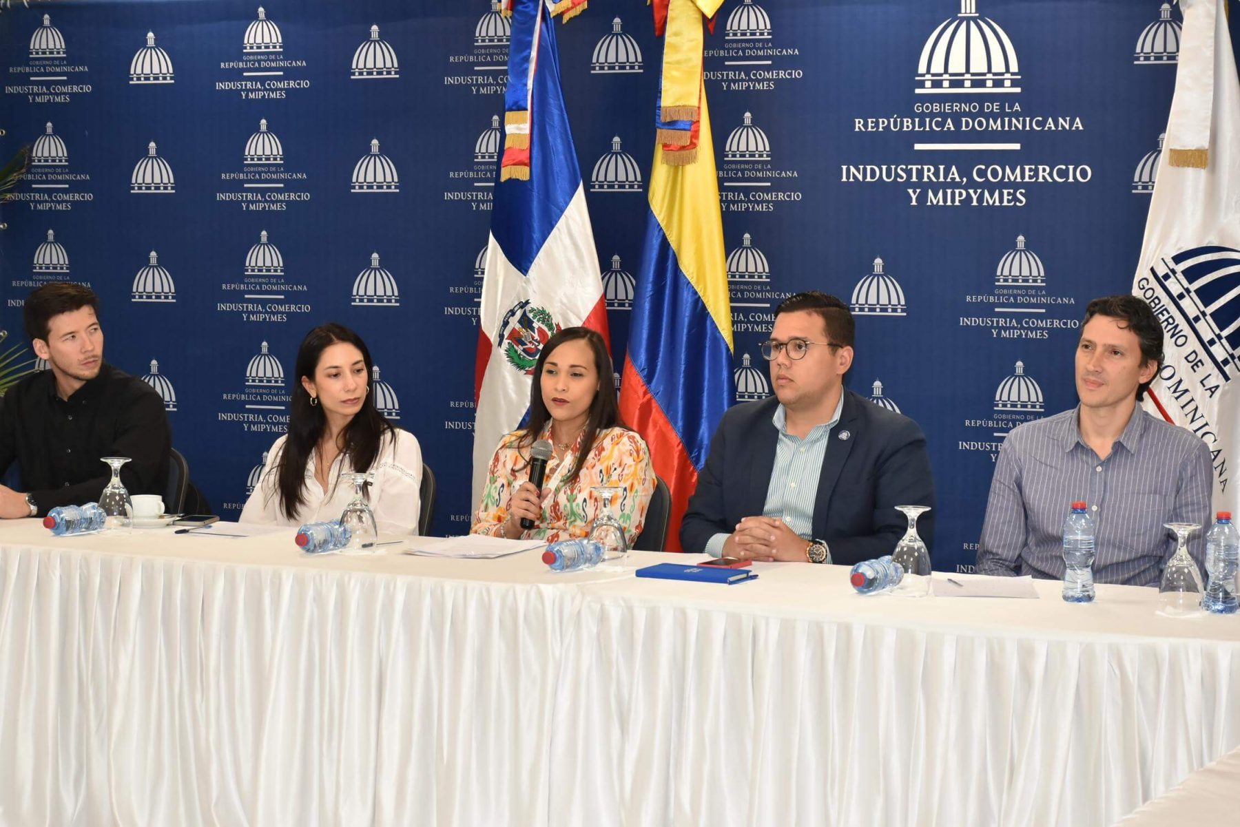 La directora de Cooperación Bilateral, Clara Aquino, consideró “fructífero” el intercambio de experiencias y diálogos entre representantes de la industria de la moda de la República Dominicana e INEXMODA de Colombia.