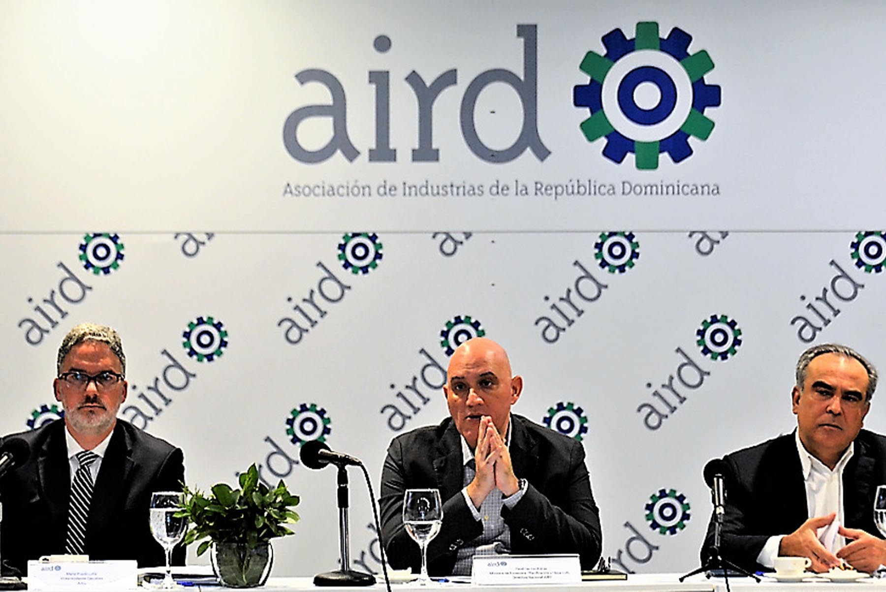 Al centro, Pável Isa Contreras, ministro de Economía, Planificación y Desarrollo junto a los miembros del Comité Directivo de la Asociación de Industrias de la República Dominicana (AIRD).